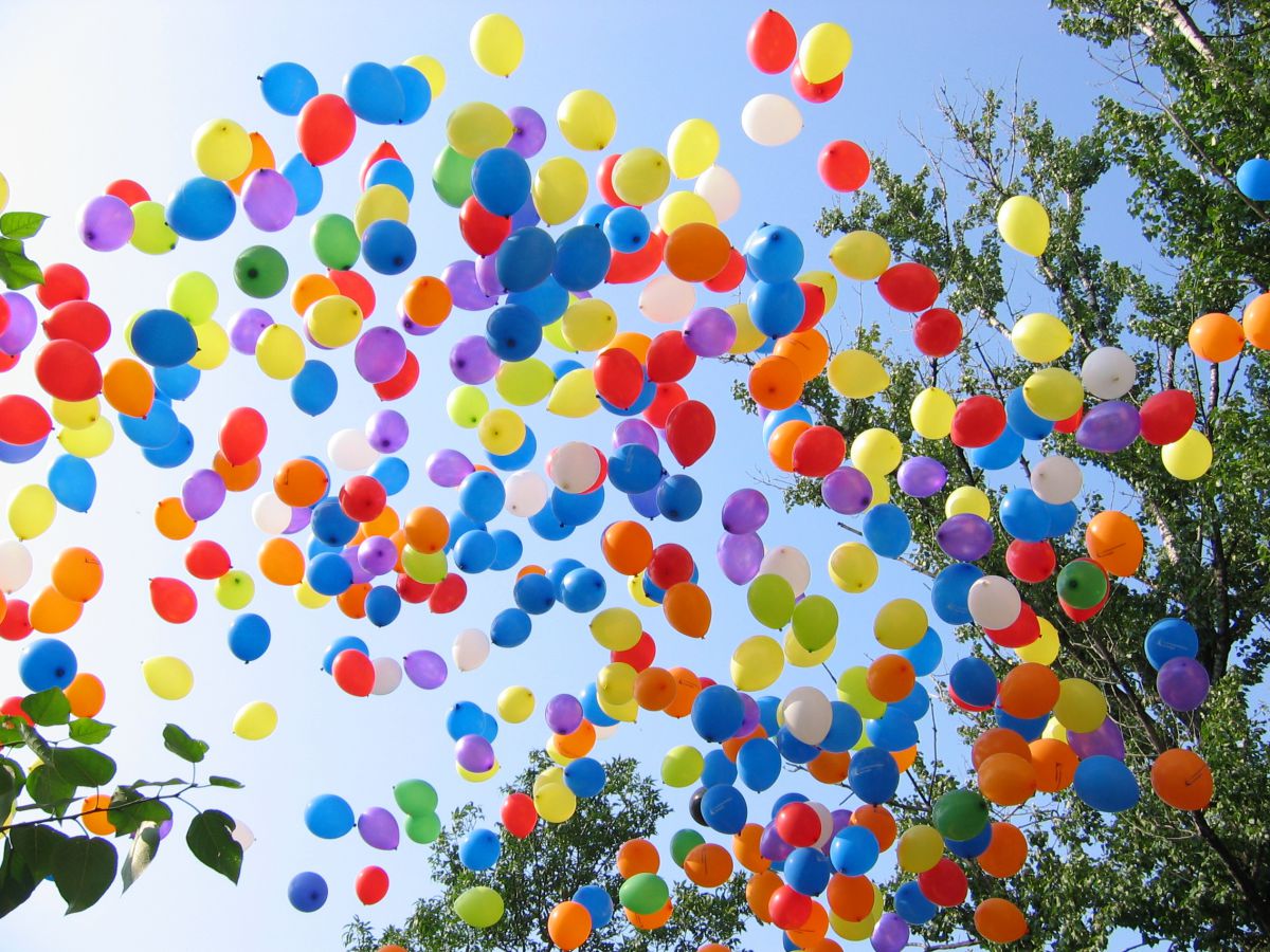 Выпускать в небо воздушные шары с гелием. Шары в небе. Воздушный шарик. Шары воздушные в воздухе. Воздушные шары праздник.